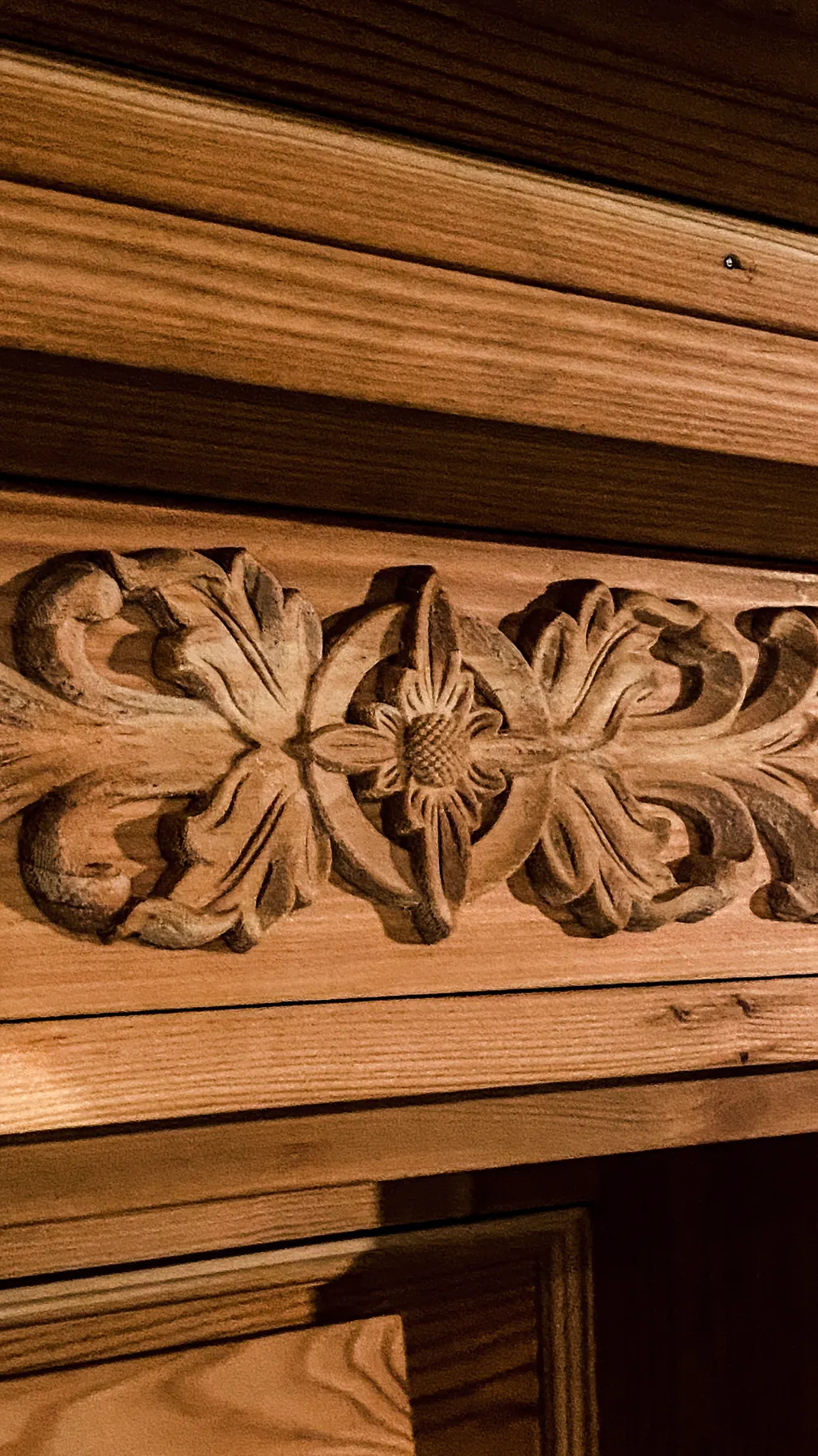 Intaglio in legno sulla cassa dell'organo