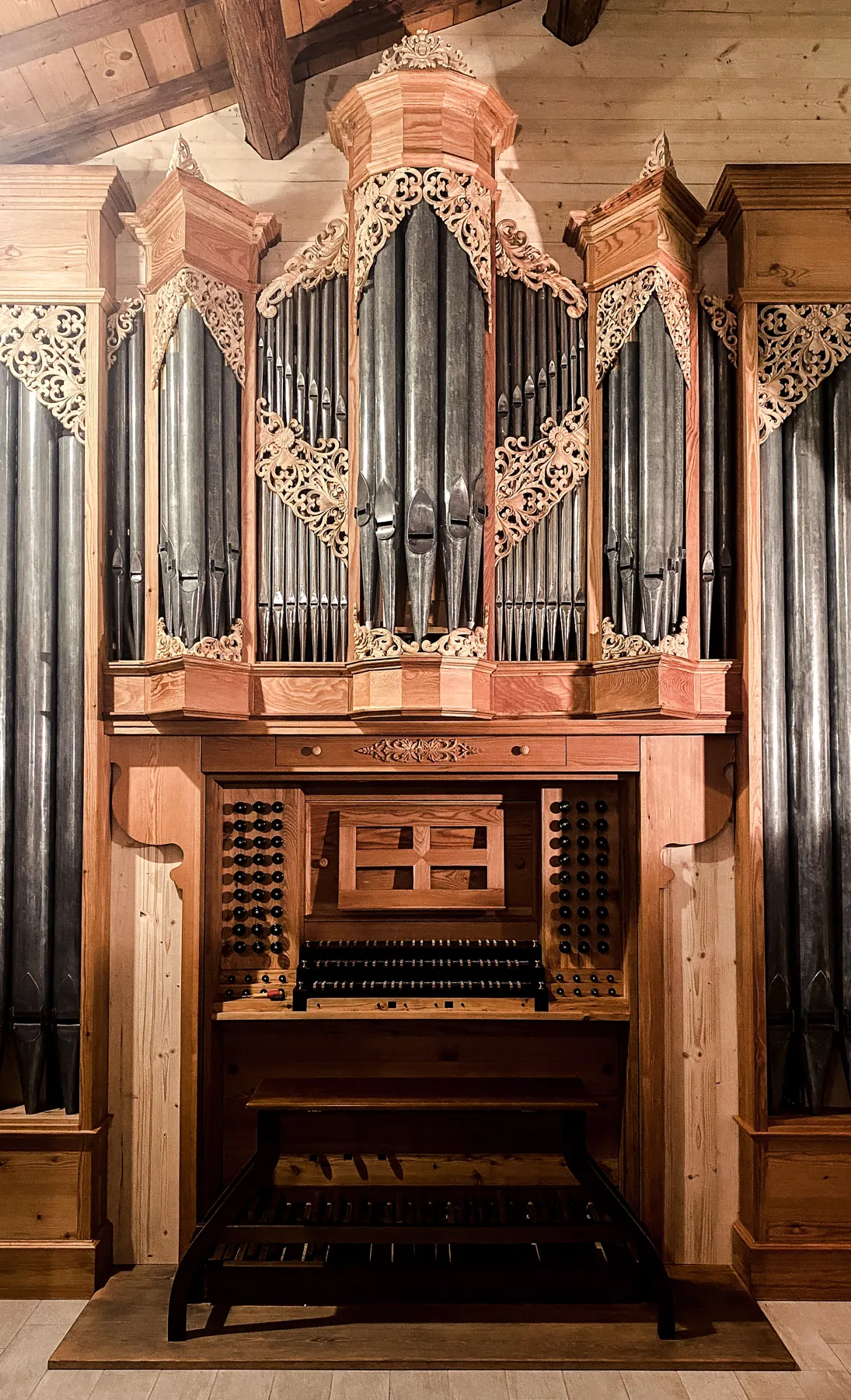 La consolle dell'organo con i registri